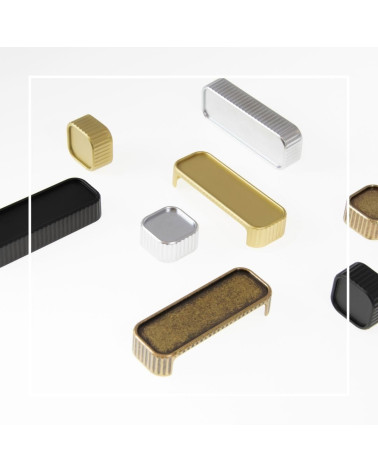 Puxador de móvel WEGA design colocado sobre uma superfície branca