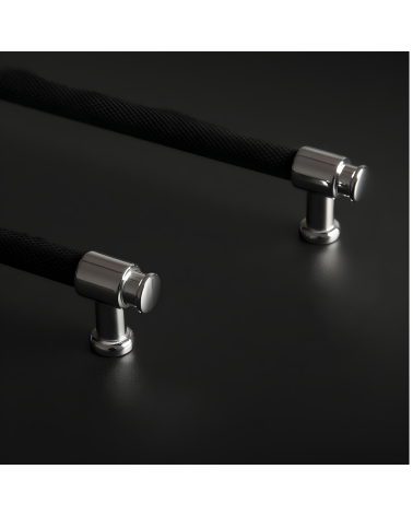 Puxador de móvel anodizado preto/cromado brilhante GALIUM puxador design pousado sobre um fundo escuro