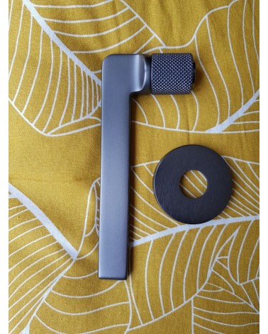 Puxador de porta Mandelli Grint puxador design cor 3 vista lateral sobre um fundo com motivo