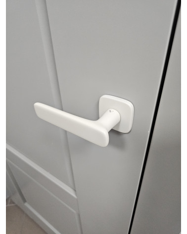 Puxador de porta marfim mate FLOW puxador design vista de cima montado numa porta