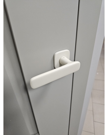 Puxador de porta marfim mate FLOW puxador design vista inclinada montado numa porta