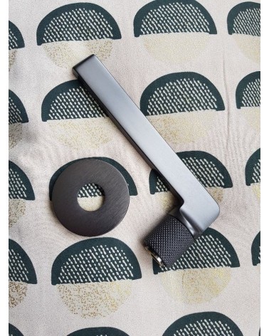 Puxador de porta em latão Mandelli Grint puxador design cor 5 sobre um fundo