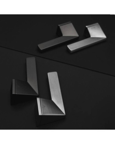 puxador hexa antracite e preto sobre uma mesa preta