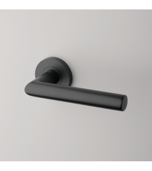 Puxador oval preto sobre fundo branco