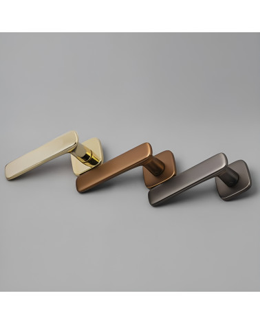 Puxador de porta FLOW puxador design apresentado sobre uma superfície cinzenta