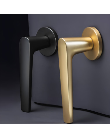 Puxador de porta em zamak MILA design apresentados verticalmente