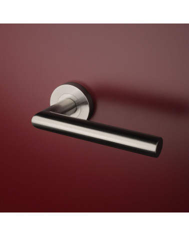 Puxadores de porta cor inox oval sobre fundo vermelho