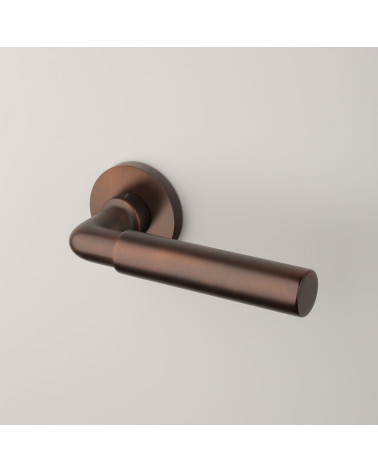 Puxador de porta FICARIA design castanho escuro mate sobre fundo cinzento