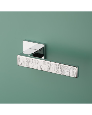 Puxador de porta AMARYLIA design acabamento cromado brilhante vista inclinada