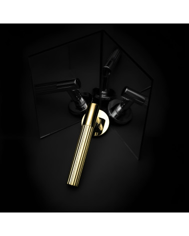 Puxador de porta ouro polido LIVIA puxador design apresentado com reflexos espelhados