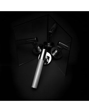 Puxador de porta cromado polido LIVIA design apresentado com reflexos espelhados