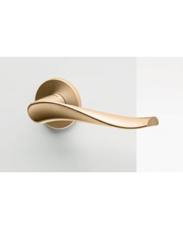 Maçaneta de porta dourada mate Mandelli Spin maçaneta design montada numa porta