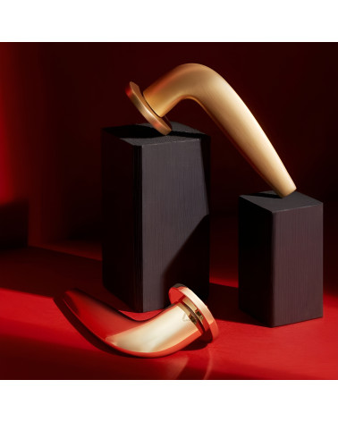 Puxador de porta ouro acetinado JULIA puxador design em destaque sobre blocos pretos