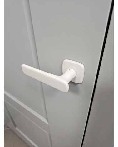 Puxador de porta moderno FLOW puxador design vista inclinada montado numa porta