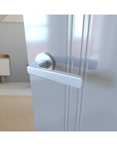 Puxador de porta cromado acetinado PARMA ferragens design montado numa porta entreaberta