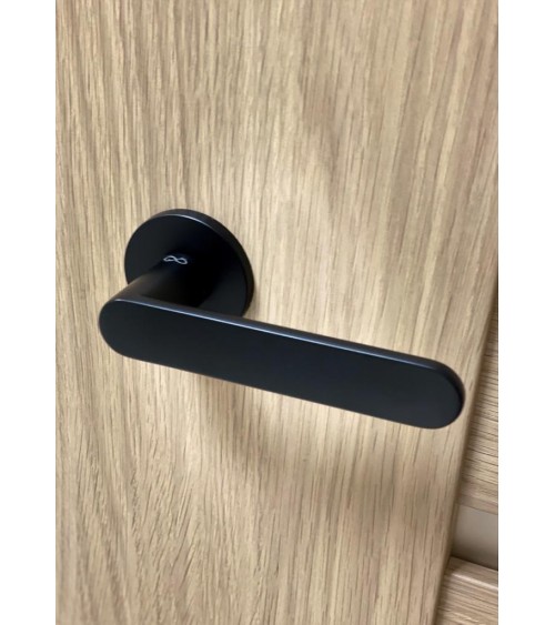 Puxador de porta preto Line Vénus puxador design