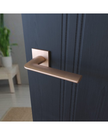 Puxador de porta em cobre STINGER ferragens design vista inclinada