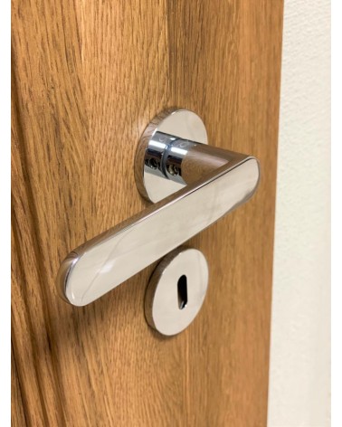 Puxador de porta cromado polido Line Vénus design montado numa porta