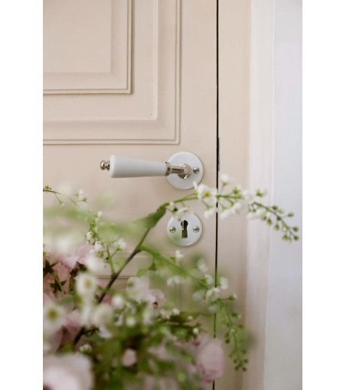 Puxador de porta canhão em roseta branca de porcelana - cor niquelado - puxador design