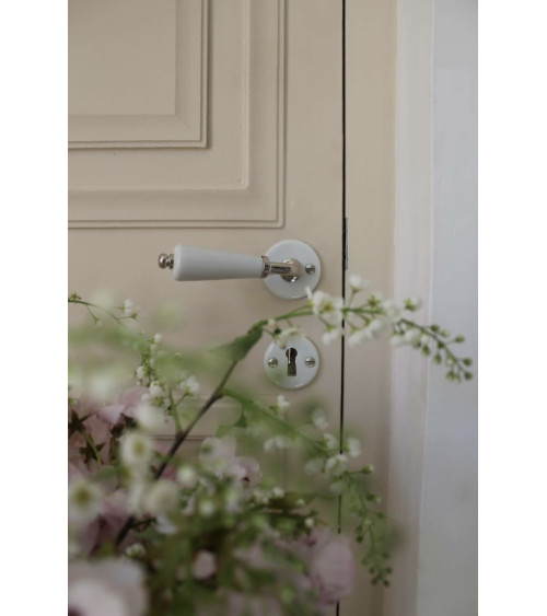 Puxador de porta canhão em roseta branca de porcelana - cor niquelado - puxador design