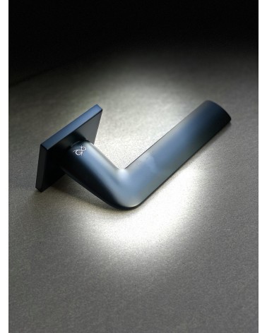 Puxador de porta preto STINGER design sobre fundo iluminado