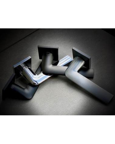 Puxador de porta STINGER puxador design em diferentes cores pousados sobre um fundo escuro