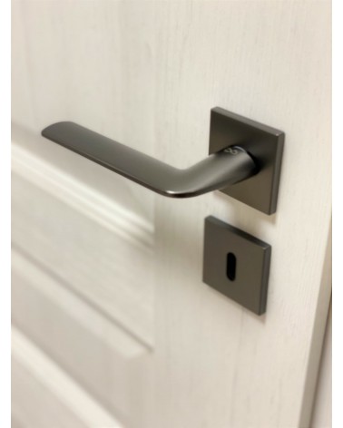 Puxador de porta titânio STINGER puxador design visto de cima inclinado montado numa porta