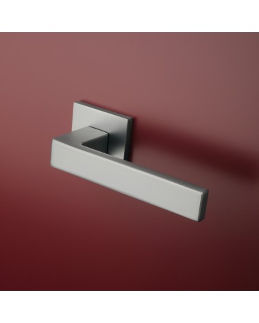 Puxador de porta cromado acetinado SULLA design montado numa porta