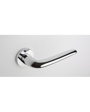 Puxador de porta cromado brilhante AZALIA puxador design vista superior inclinada montado numa porta