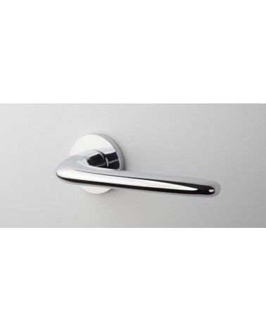 Puxador de porta cromado brilhante AZALIA puxador design vista frontal montado numa porta