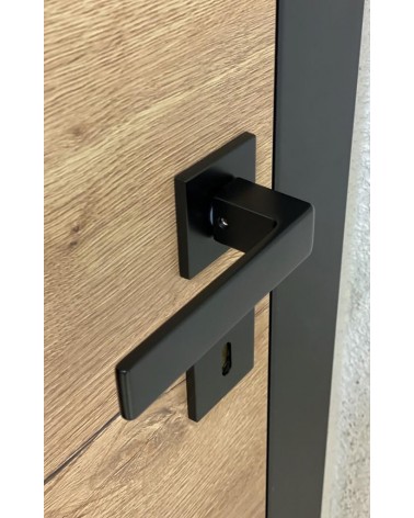 Puxador de porta preto Apollo puxador design vista superior inclinada montado numa porta