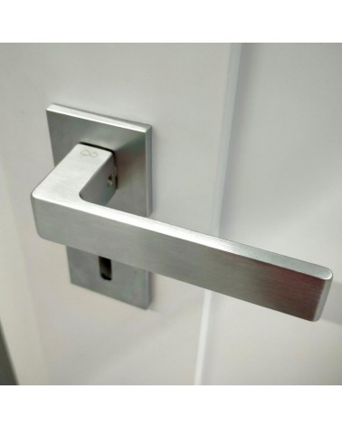 Puxador de porta cromado escovado Apollo puxador design vista de cima inclinada montado numa porta