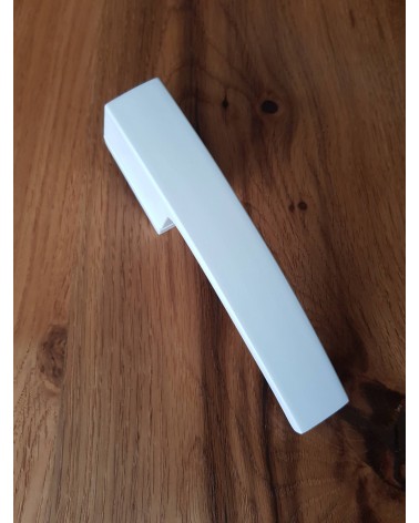 Puxador de porta branco Arc design vista de cima inclinado colocado numa placa