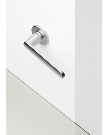 Puxador de porta cromado acetinado Mandelli Zante puxador design colocado sobre uma placa