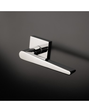 Puxador de porta cor cromado polido ARNICA puxador design montado numa porta