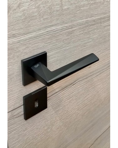 Puxador de porta preto DIAMANT puxador design visto de cima inclinado montado numa porta
