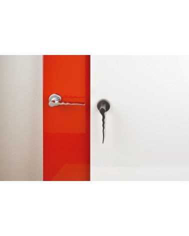Puxador de porta futurista Ento Flow C3 puxador design pousado sobre um fundo