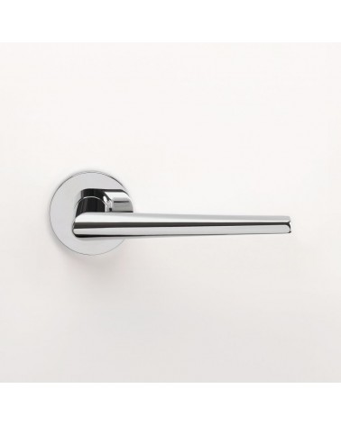 Puxador de porta chrome polido SALTA puxador design montado numa porta