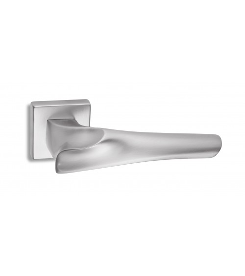 Puxador de porta cromado acetinado Ento Anatomica ferragens design