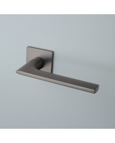 Puxador de porta Moderno SALVIA puxador design cor 2 montado numa porta