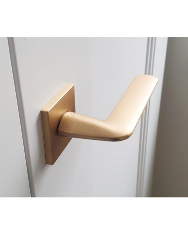 Puxador de porta dourado mate STINGER puxador design vista de cima ligeiramente inclinado montado numa porta