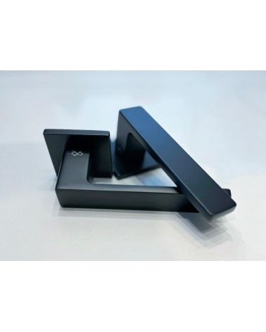 Puxador de porta preto Apollo puxador design pousado sobre uma placa