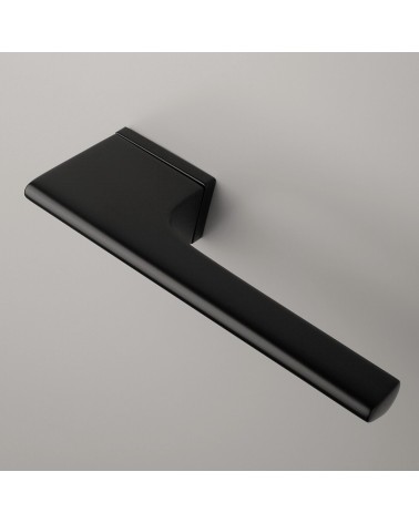 Puxador de porta preto LUPINA puxador design montado numa porta