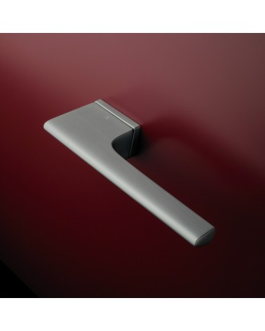 Puxador de porta cromo acetinado LUPINA puxador design montado numa porta
