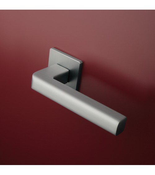 Puxador de porta cromado acetinado SALICE ferragens design