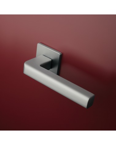 Puxador de porta cromado acetinado SALICE ferragens design montado numa porta