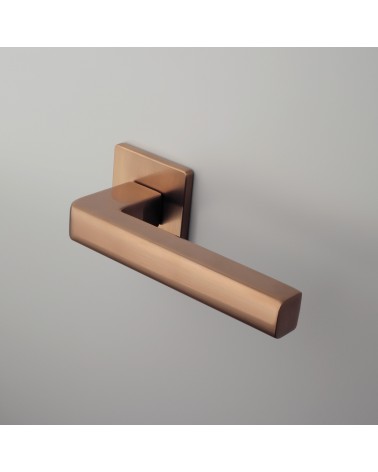 Puxador de porta cobre SALICE ferragens design montado numa porta