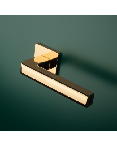 Puxador de porta dourado polido SALICE ferragens design montado numa porta