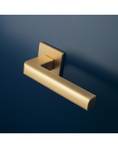 Puxador de porta dourado mate SALICE ferragens design montado numa porta