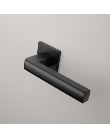 Puxador de porta preto SALICE ferragens design montado numa porta